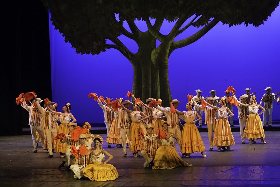 Folkloric ballet Mexico 6.jpg