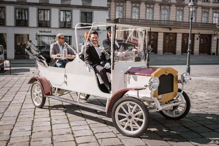 Vienna culinary sightseeing in a classic electric car