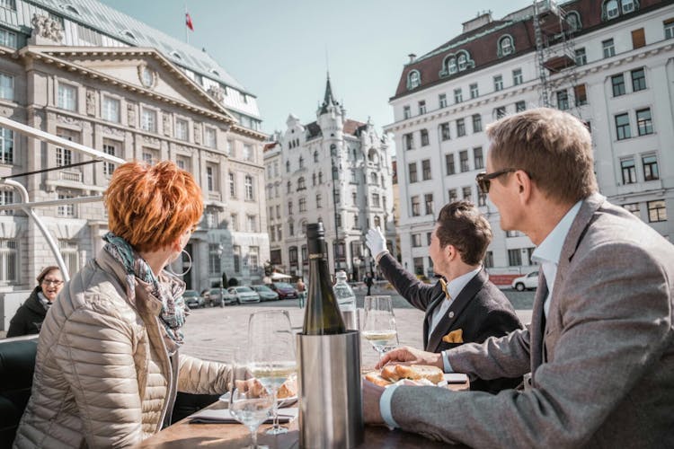 Vienna culinary sightseeing in a classic electric car