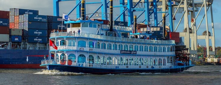 Classic 1-hour Hamburg harbor cruise with live commentary