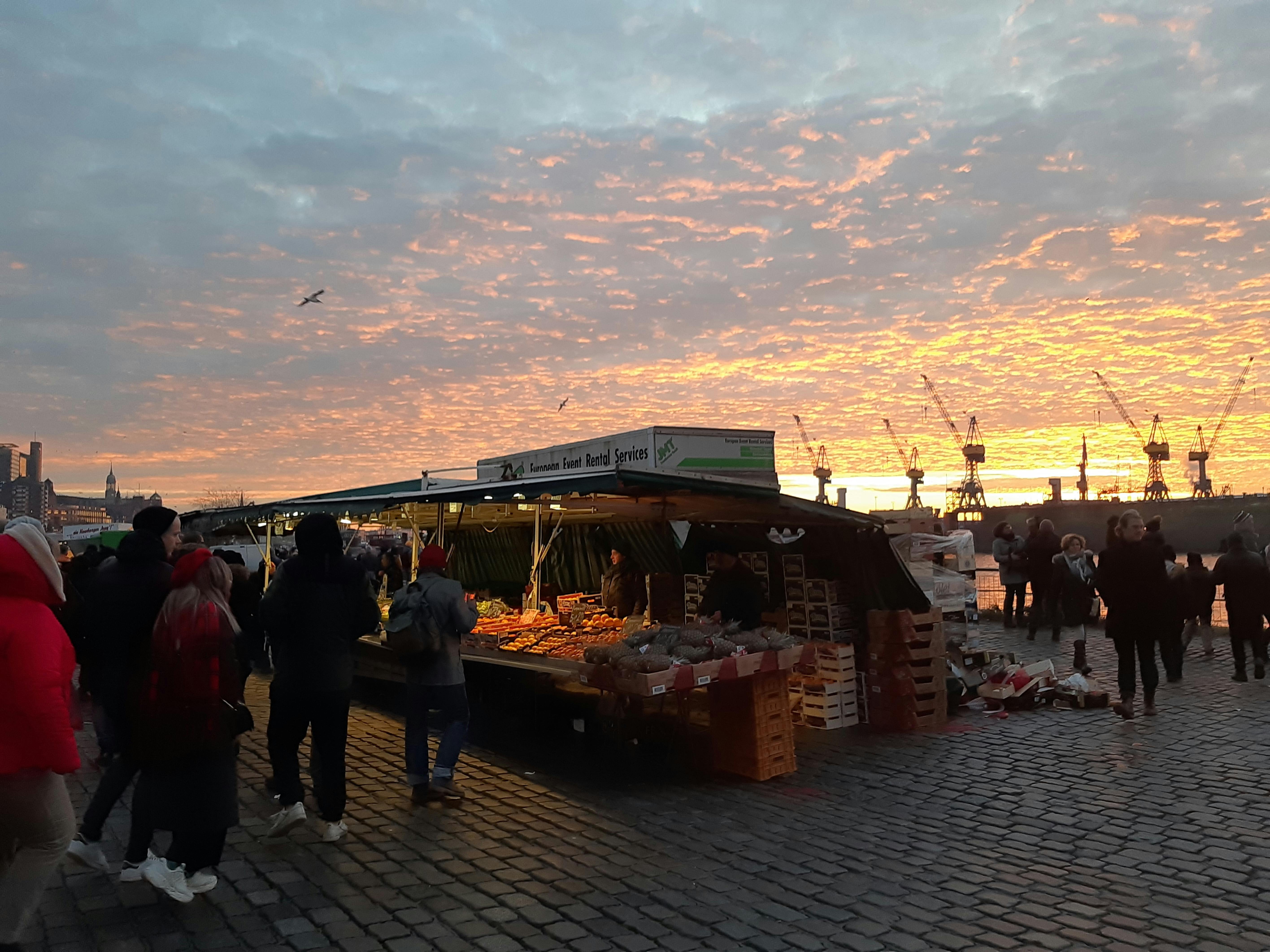 Hamburg am Morgen mit Reeperbahn, Hafen und Fischmarkt (3).jpg