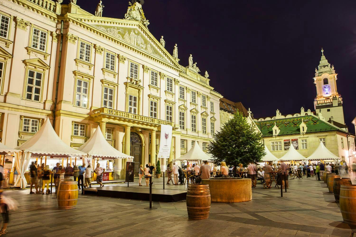 Bratislava by night 3.jpg