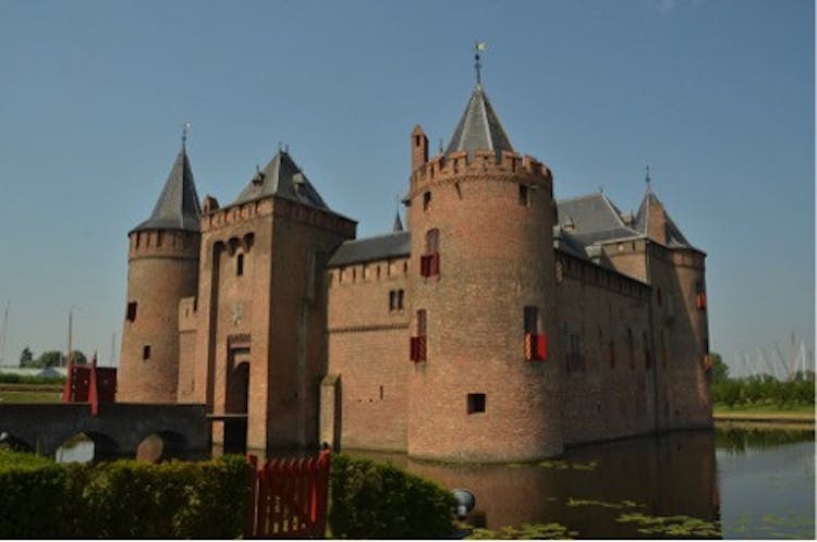 Luxury sightseeing tour of Muiderslot with private transportation from Amsterdam