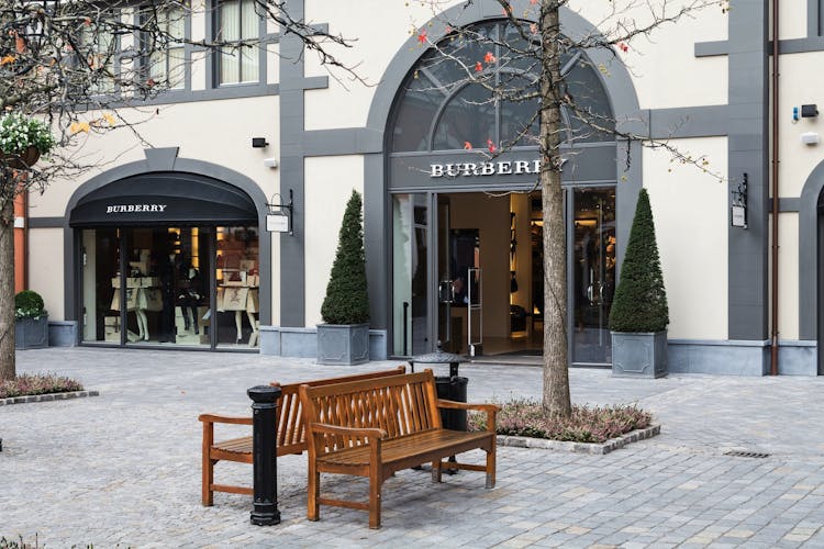 Shopping at Roermond Design Outlet with private transportation from Amsterdam