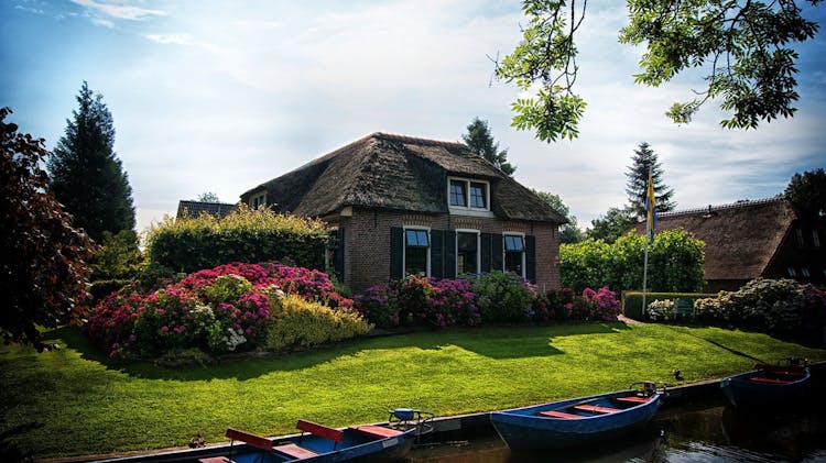 Luxury sightseeing tour of Giethoorn with private transportation from Amsterdam