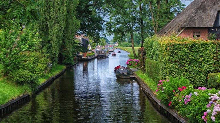 Luxury sightseeing tour of Giethoorn with private transportation from Amsterdam