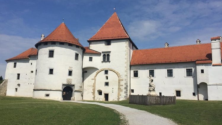 Small group tour of Varazdin baroque town and Trakoscan Castle from Zagreb