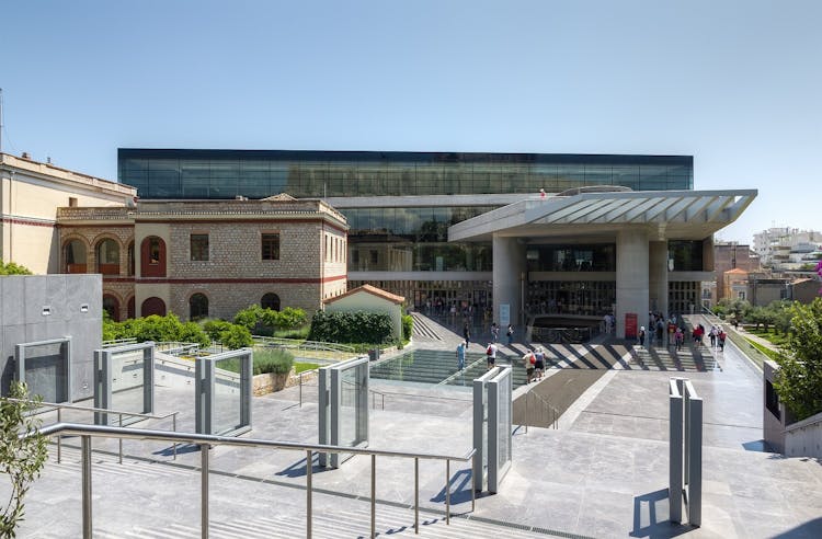 Acropolis Museum and hop-on-hop-off bus tour combined pass