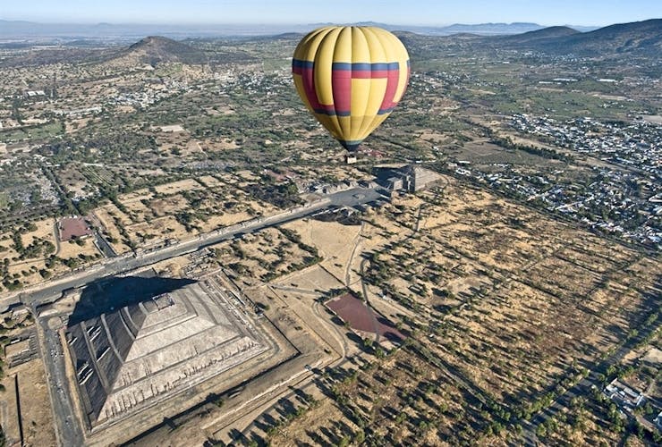 Teotihuacan pyramids guided excursion and hot air balloon ride