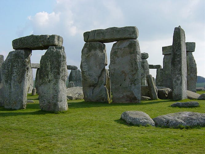 800px-Stonehenge_Closeup.jpg