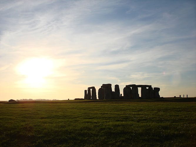 800px-Stonehenge_sunset.jpg