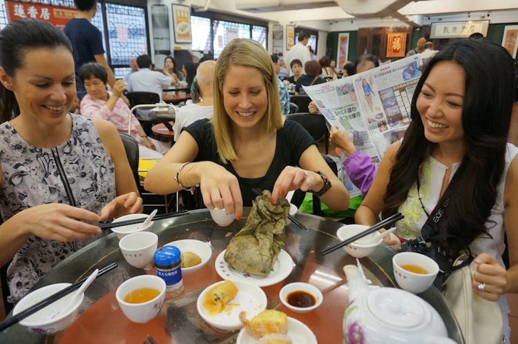 Small-group Hong Kong local food tour