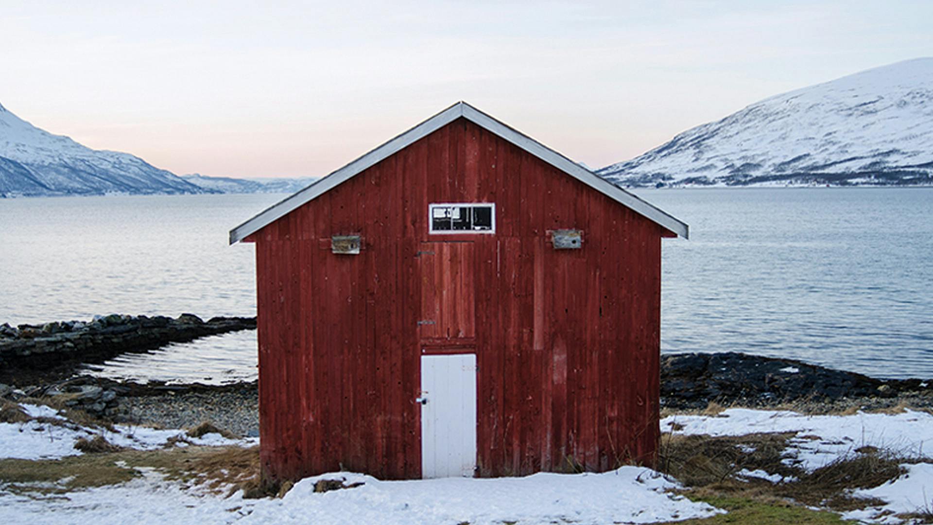 Arctic_landscapes_Wandering_Owl_red_barn.jpg