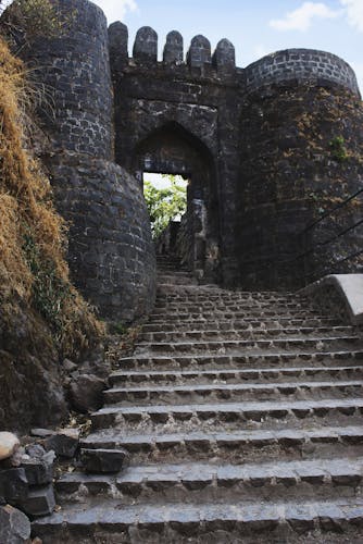 Full-day private tour of Sinhagad Fort and Khadakwasla from Pune