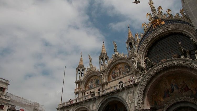 Venice express tour with Rialto Bridge, St. Mark Basilica and gondola ride