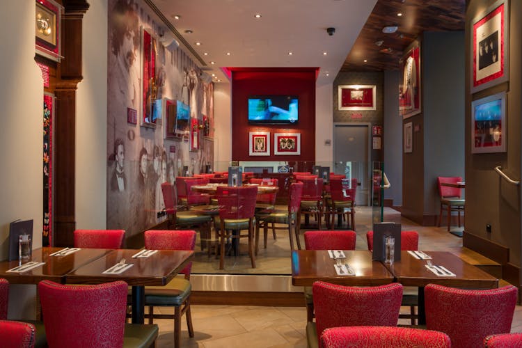 Hard Rock Cafe Vienna: priority seating with menu