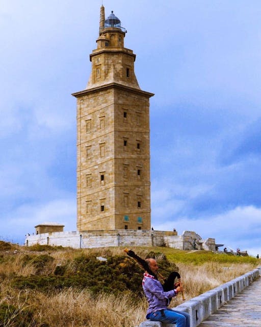TORRE DE HERCULES Y GAITEIRO.jpg