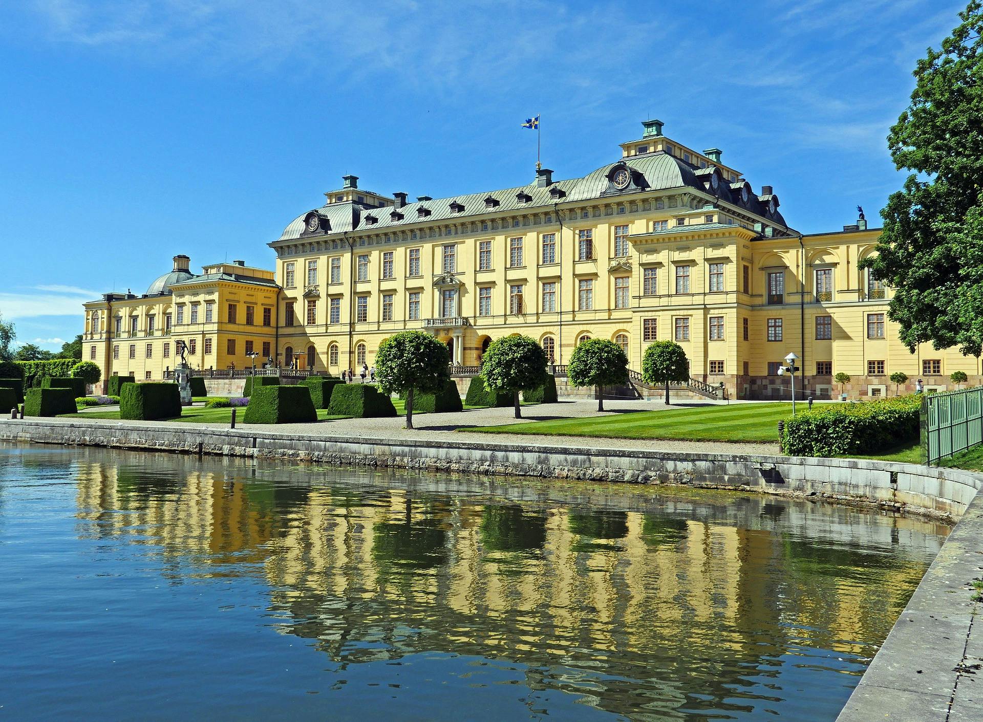 drottningholm-palace-2419776_1920.jpg