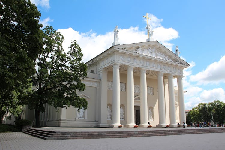 Architectural walk of Vilnius with a Local