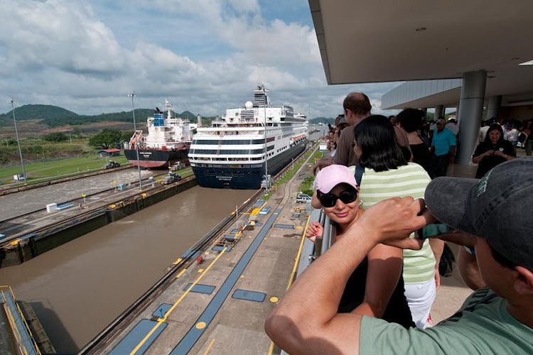 Panama Canal, city tour and the Molas