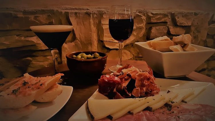 Food tasting tapas and wine tour in Barcelona