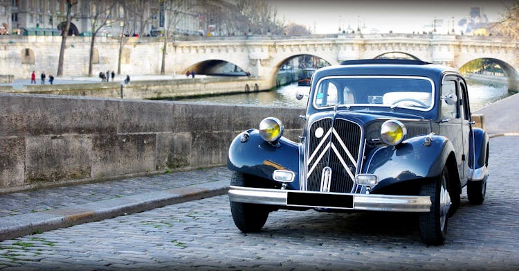 Romantic tour in Citroën Traction with open roof