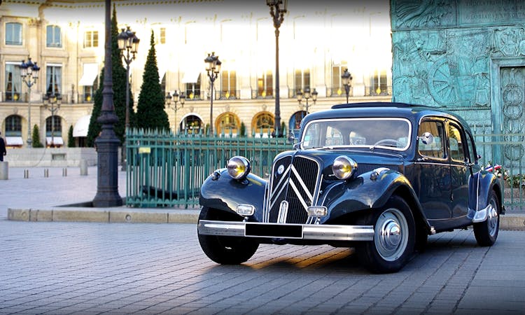 Romantic tour in Citroën Traction with open roof