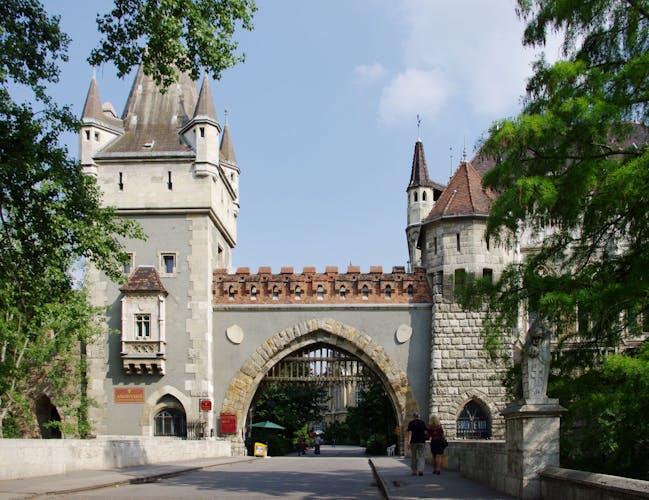 Kings and Dracula tour of Budapest, including Vajdahunyad Castle
