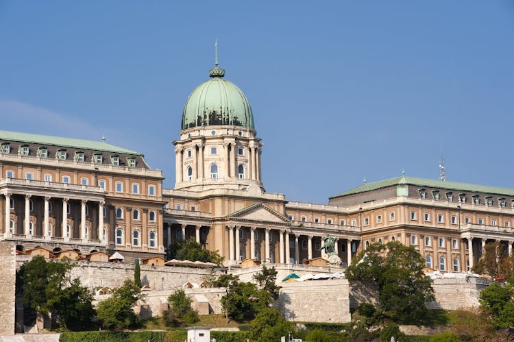 Buda Castle walking tour and visit to the Hospital in the Rock