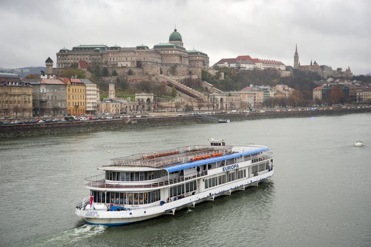 Private guided history walk of Budapest and to the Shoes on the Danube