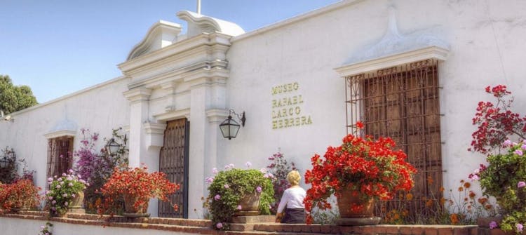 Larco Museum private tour with lunch at Café del Museo restaurant