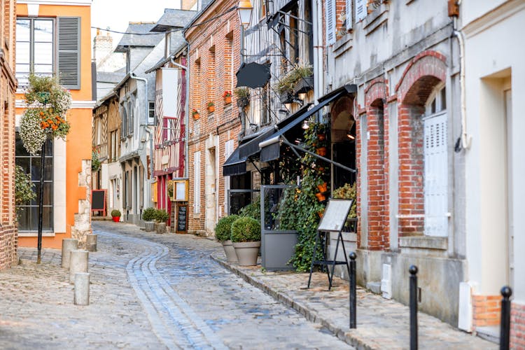 Honfleur highlights walking tour with a local guide