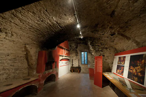 23 - Museo del Salame - Felino (PR) - Le antiche cucine del castello all'interno del percorso del Museo del Salame (Foto L. Rossi) copia.jpg