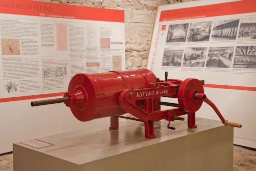 37 - Museo del Salame - Felino (PR) - La monumentale insaccatrice rossa al Museo del Salame (Foto L. Rossi) copia.jpg