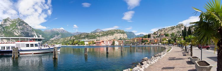 Full day Lake Garda tour, bus and tour guide