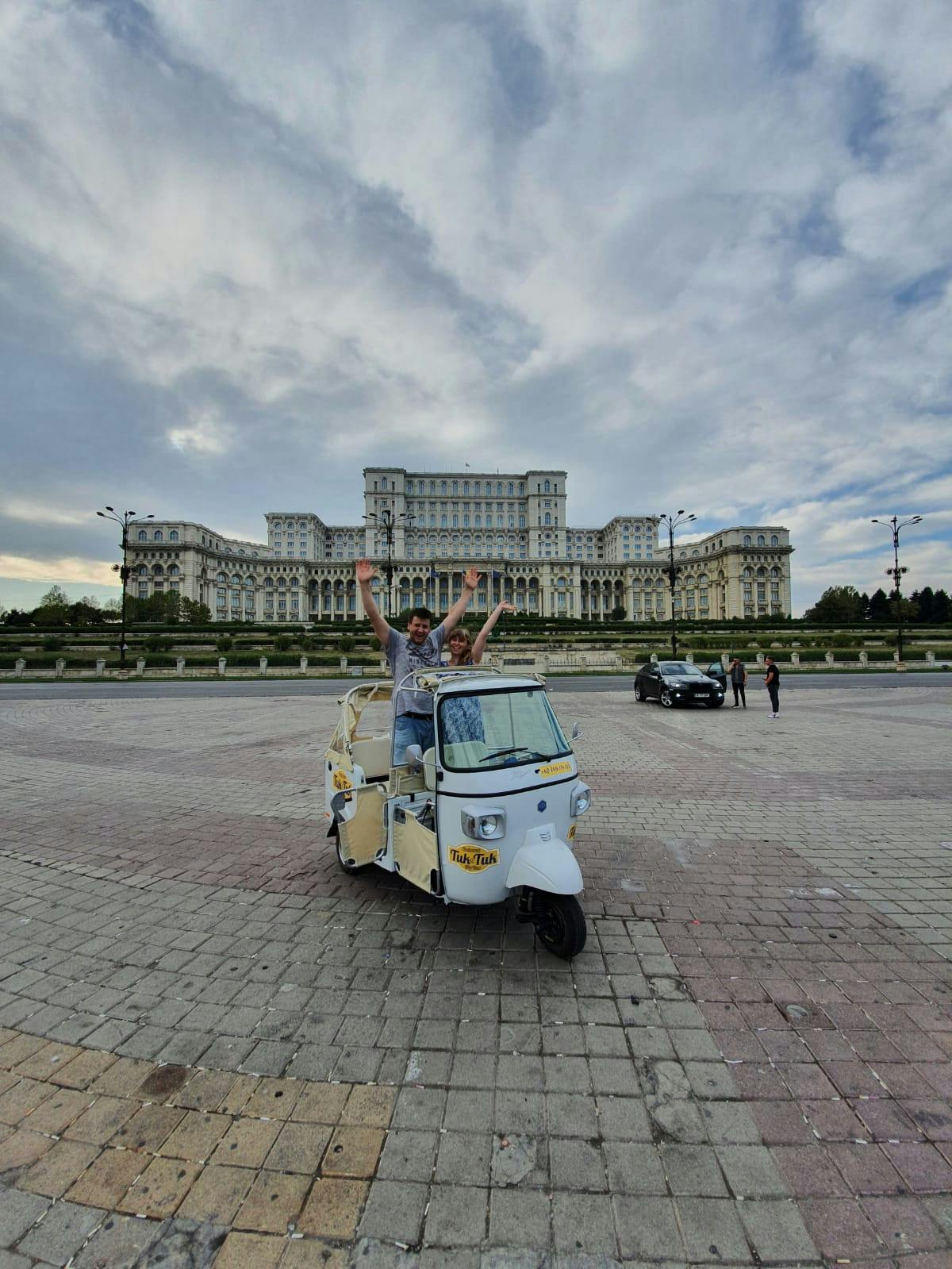 Tuk-Tuk Parliament Palace 1.JPG