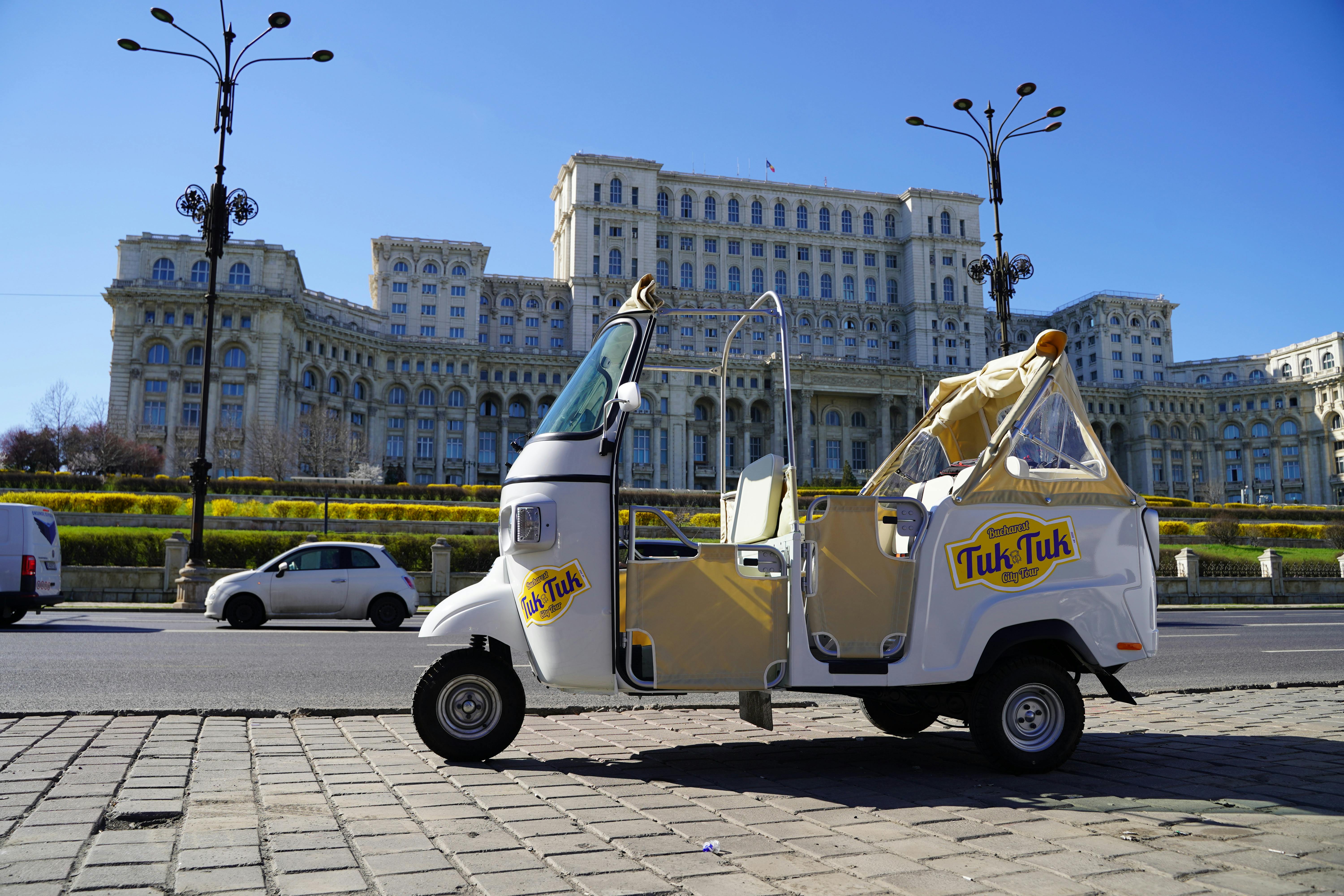 Tuk-Tuk Parliament Palace 7.JPG