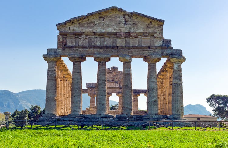 2-hour guided tour in Paestum