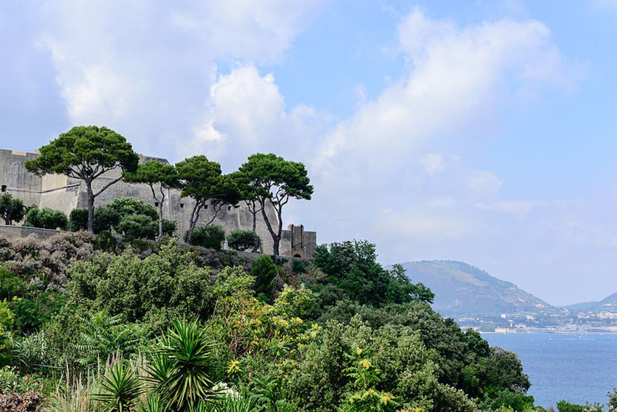 800px-Baia_Castello_-_Castello_di_Baia_-_Castello_Aragonese_-_near_Pozzuoli_-_Campania_-_Italy_-_July_11th_2013_-_02.jpg