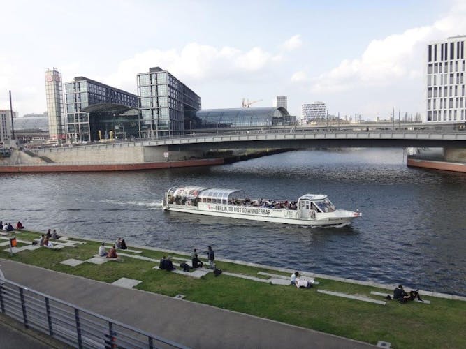 Spree boat trip through the center of Berlin