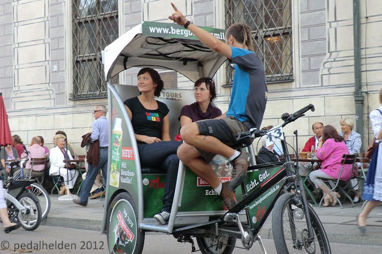 Munich 3-hour eRickshaw sightseeing and shopping tour