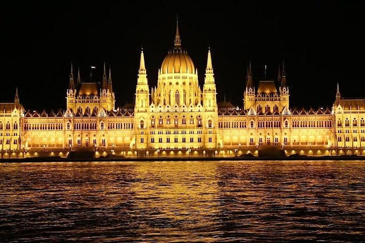 Buda Castle walking tour and Budapest evening river cruise