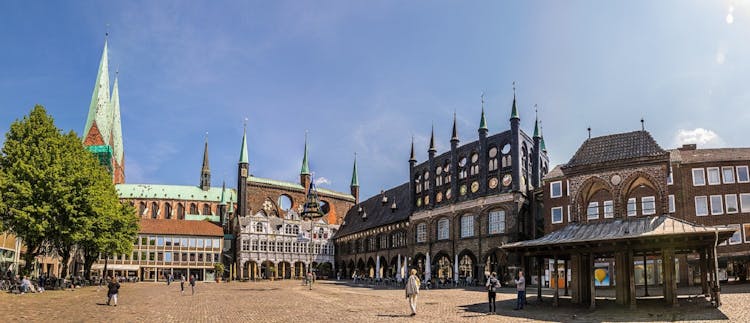 Corridors and courtyards private walking tour in Lübeck