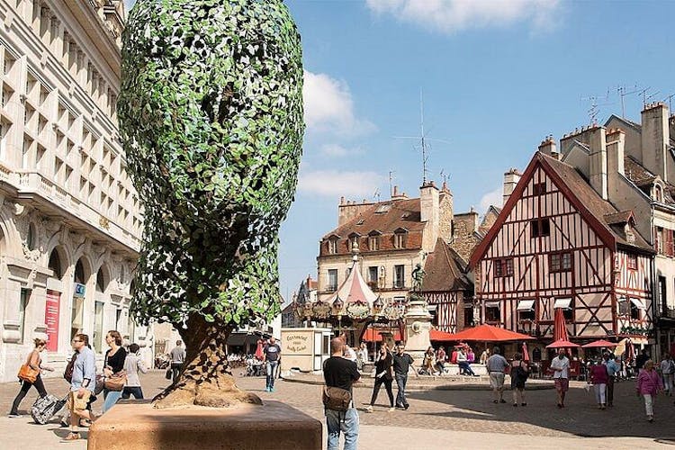 Self guided tour with interactive city game of Dijon