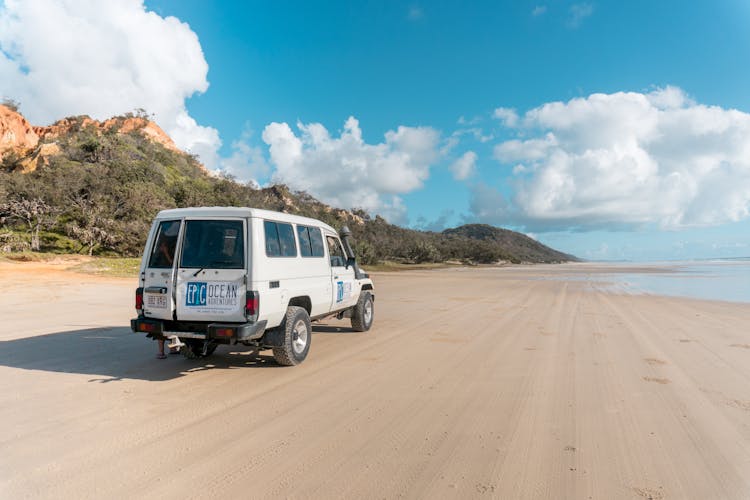 Stand Up paddle wildlife tour and beach 4x4 Noosa day trip