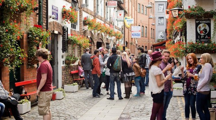 Self-guided day tour of Belfast with car rental