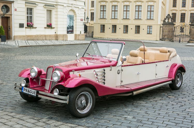 Vintage car tour to Karlštejn Castle from Prague