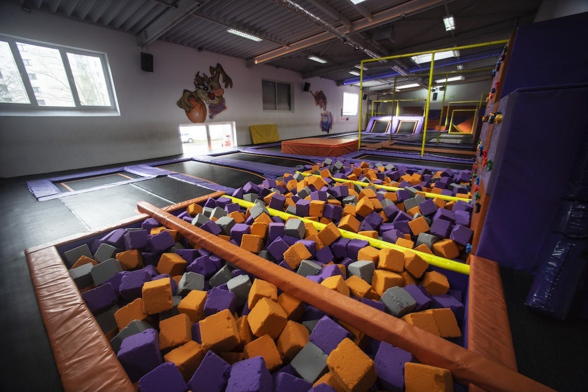 thumbnail_Trampolin Jump Arena Trampolinbereich 1.jpg