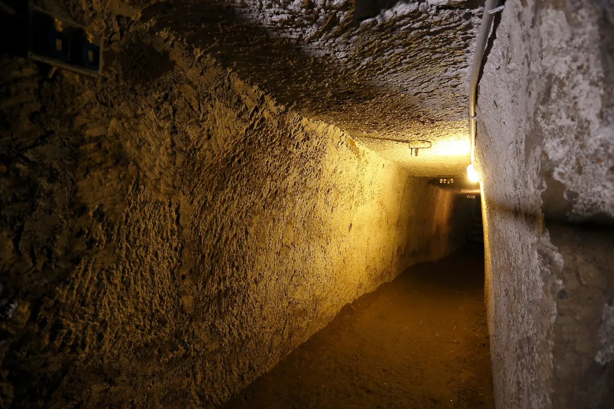 2. AdobeStock_102438208_Napoli sotterranea.jpeg
