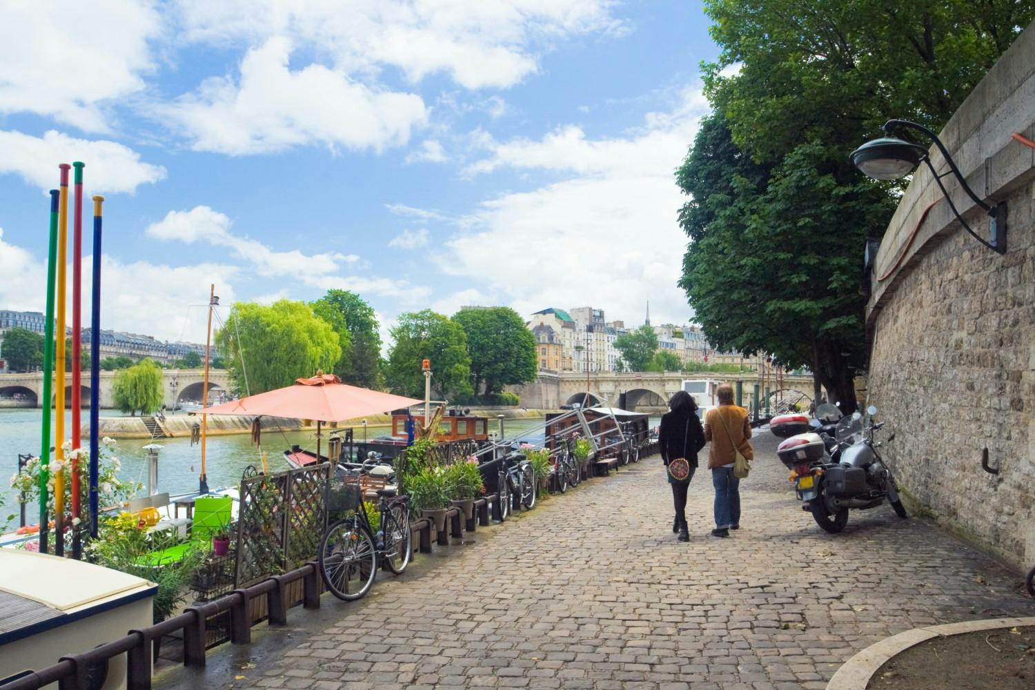 9. Walking along Seine river_AdobeStock_44535981.jpeg